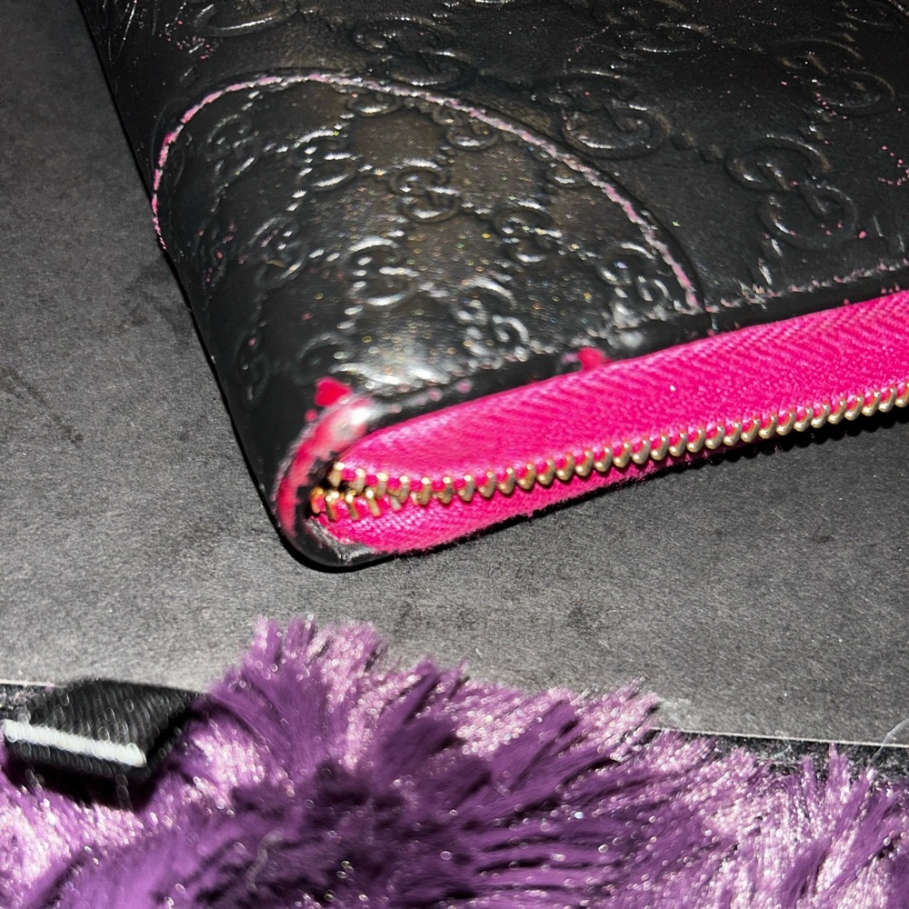 GUCCI GG GUCCISSIMA LEATHER
LONG ZIPPERED, MONOGRAM BLACK & PINK WALLET. - Picture 8 of 15